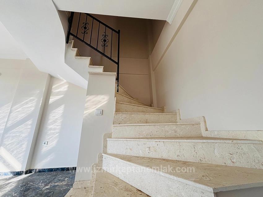 Seferihisar Payamlı Köyü'nde Geniş Bahçeli Sıfır 3+1 Satılık Villa