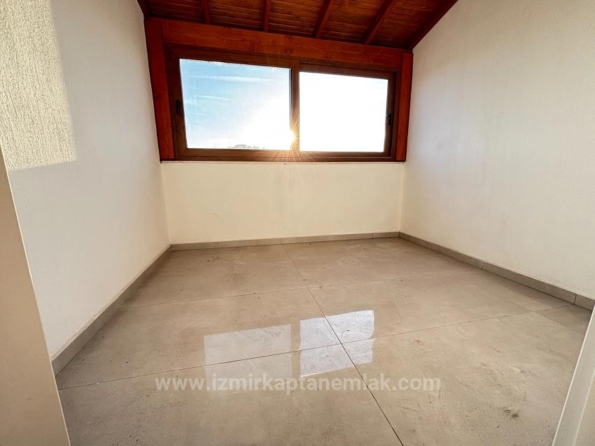 Seferihisar Payamlı Köyü'nde Geniş Bahçeli Sıfır 3+1 Satılık Villa