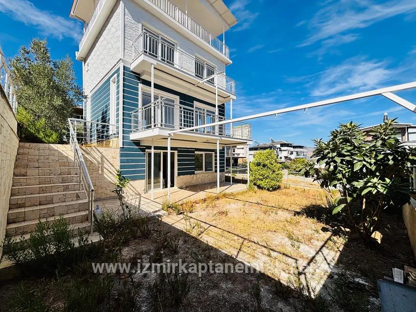 Seferihisar Doğanbey Atatürk Mah. Satılık 3+2 Yazlık - 160 m²