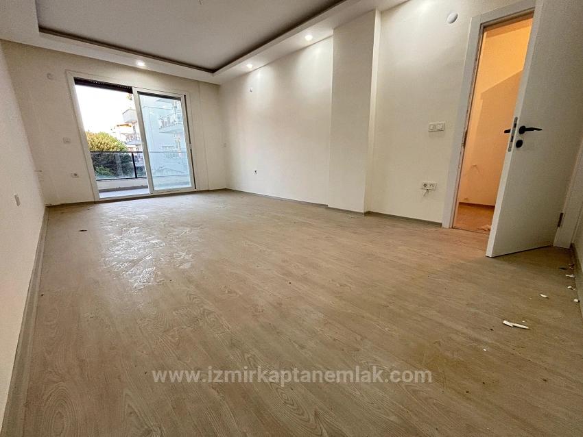 Seferihisar Ürkmez'de Ayrı Mutfak 130 M² 3+1 Asansörlü Satılık Daire