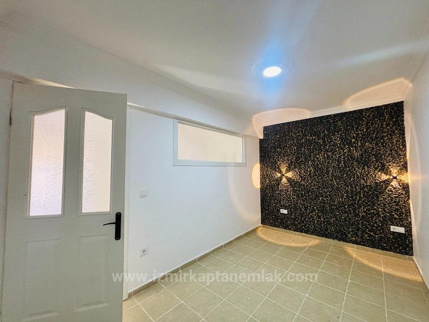 Seferihisar Ürkmez Merkezi Konumda Bahçeli 2+1 Satılık Daire