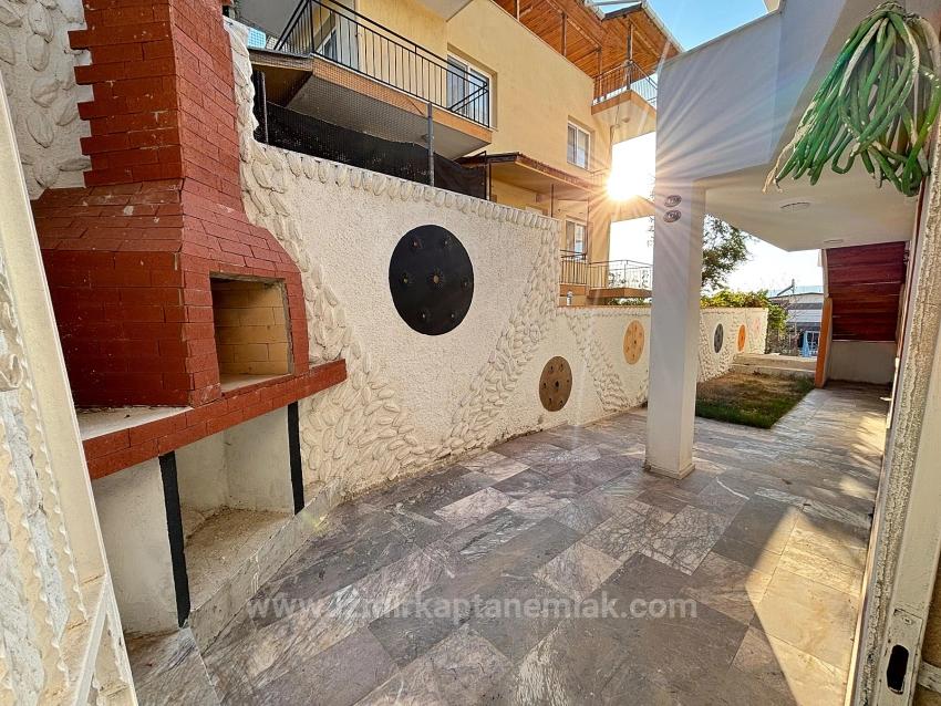 Seferihisar Ürkmez Merkezi Konumda Bahçeli 2+1 Satılık Daire