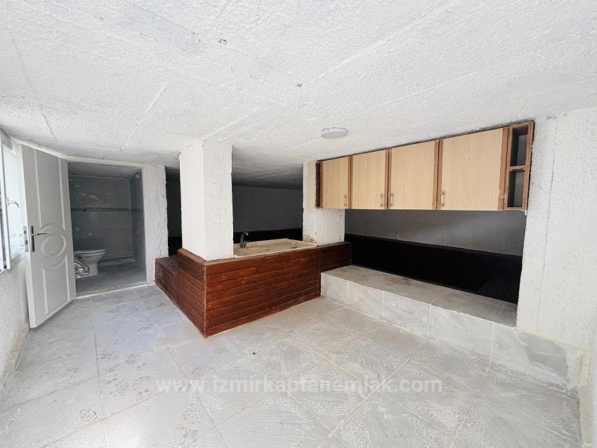 Seferihisar Ürkmez'de Ayrı Mutfak Bahçeli Masrafsız 2+1 Satılık Daire