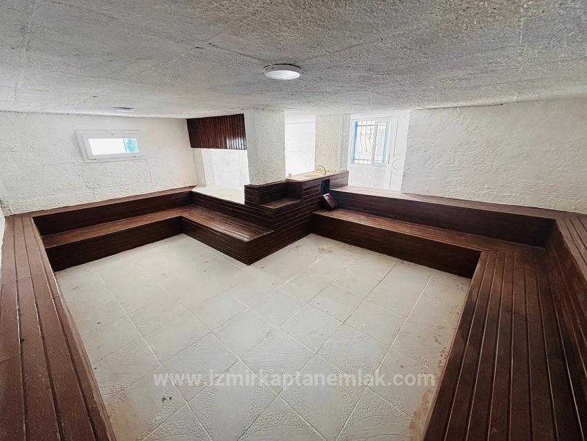 Seferihisar Ürkmez'de Ayrı Mutfak Bahçeli Masrafsız 2+1 Satılık Daire