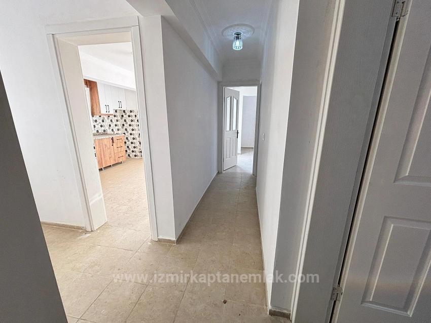 Seferihisar Ürkmez'de Ayrı Mutfak Bahçeli Masrafsız 2+1 Satılık Daire