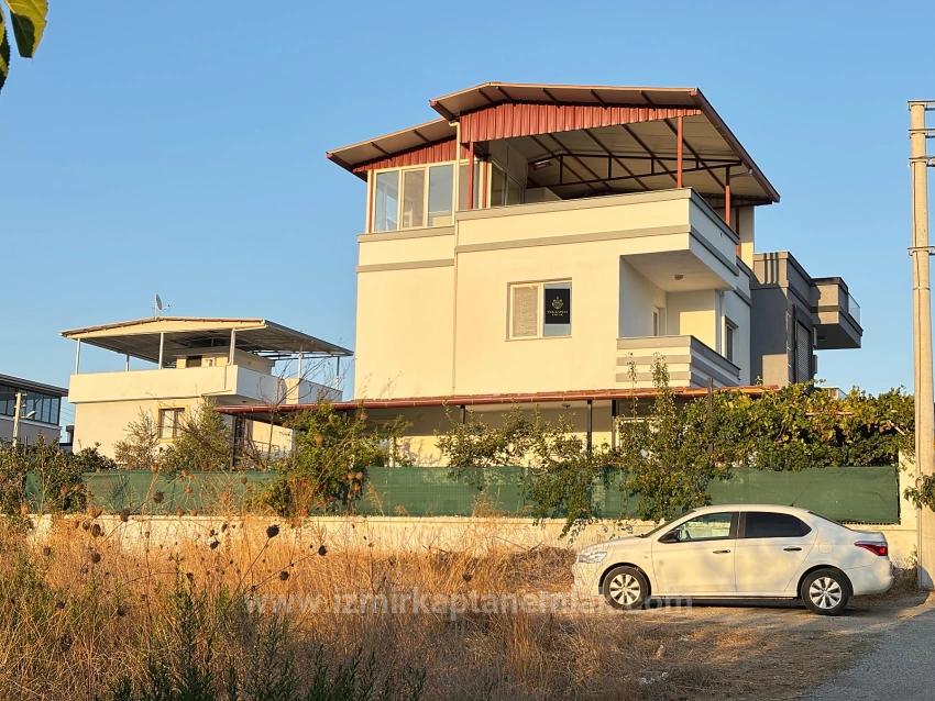 Seferihisar Doğanbey'de Müstakil Otoparklı Bahçeli 4+1 Satılık Tripleks