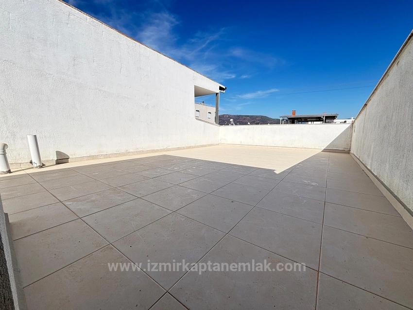 Seferihisar Doğanbey Merkezde Geniş Yapılı Ferah 3+1 Satılık Villa