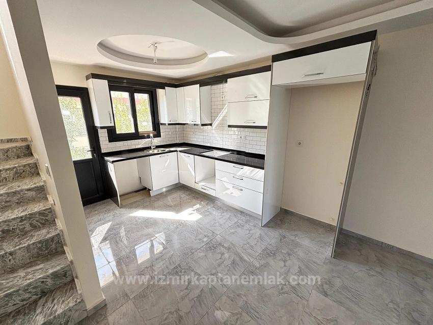 Seferihisar Doğanbey Merkezde Geniş Yapılı Ferah 3+1 Satılık Villa