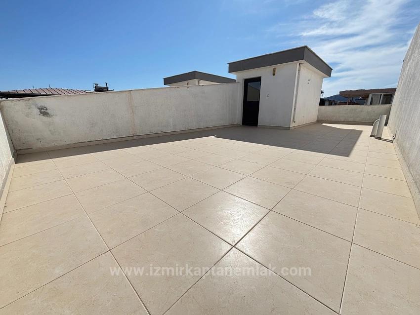 Seferihisar Doğanbey Merkezde Geniş Yapılı Ferah 3+1 Satılık Villa