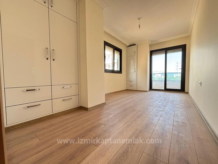 Seferihisar Doğanbey'de Plaja 500 M Otoparklı Bahçeli 3+1 Satılık Villa