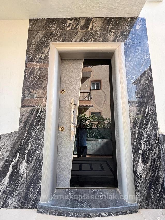 Seferihisar Doğanbey'de Plaja 500 M Otoparklı Bahçeli 3+1 Satılık Villa