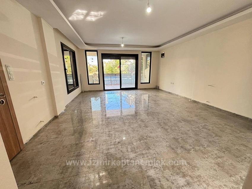 Seferihisar Doğanbey'de Plaja 500 M Otoparklı Bahçeli 3+1 Satılık Villa