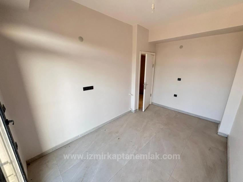 Seferihisar Payamlı'da Bahçeli Sıfır Yapılı İskanlı Satılık 2+1 Villa