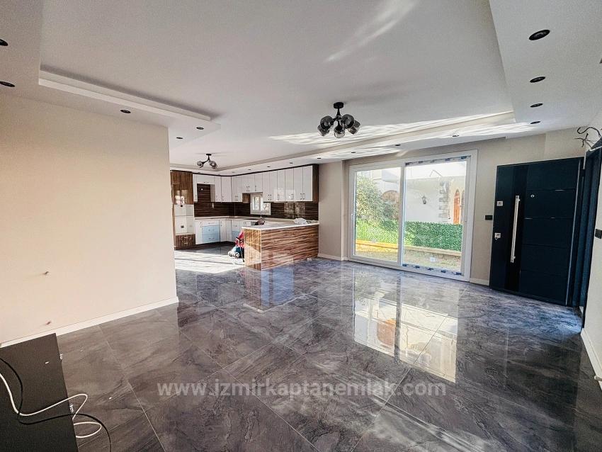 Seferihisar Payamlı Merkezde Müstakil Ferah Yapılı Satılık 3+1 Villa