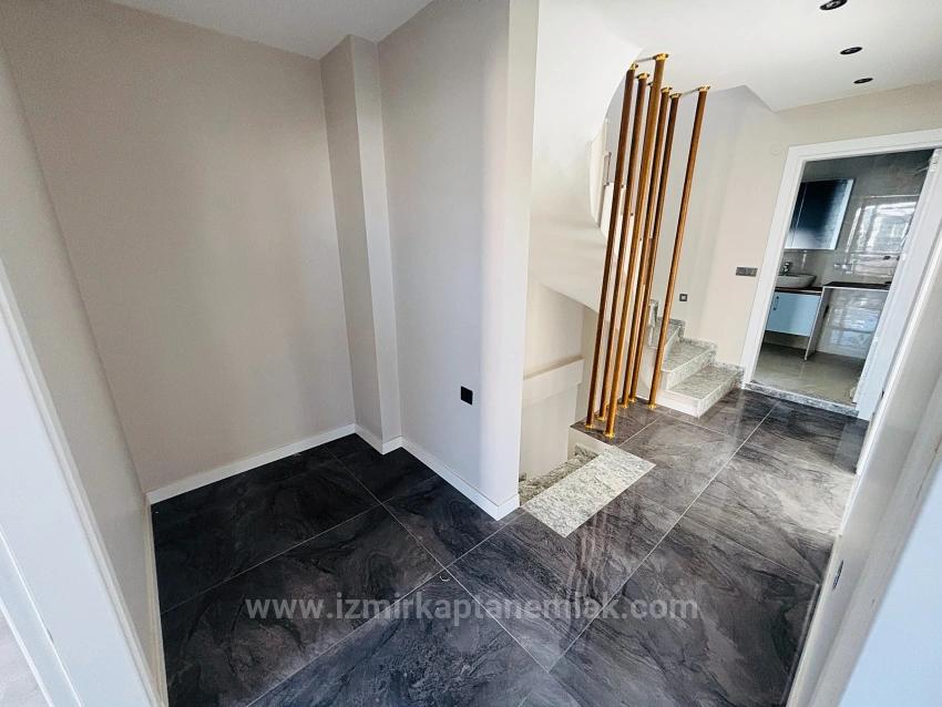 Seferihisar Payamlı Merkezde Müstakil Ferah Yapılı Satılık 3+1 Villa