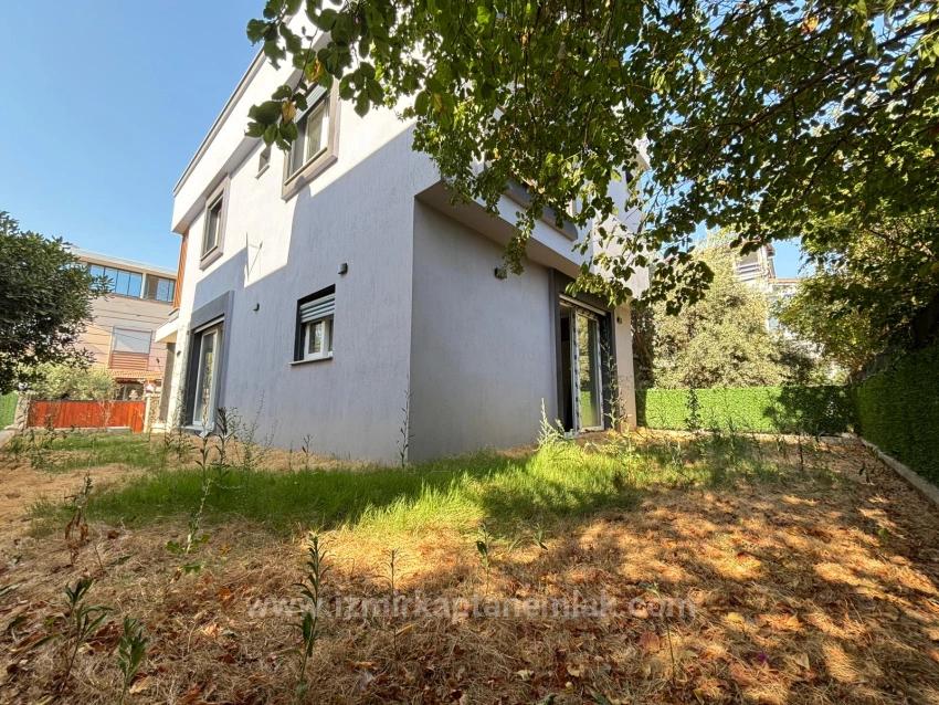Seferihisar Payamlı Merkezde Müstakil Ferah Yapılı Satılık 3+1 Villa