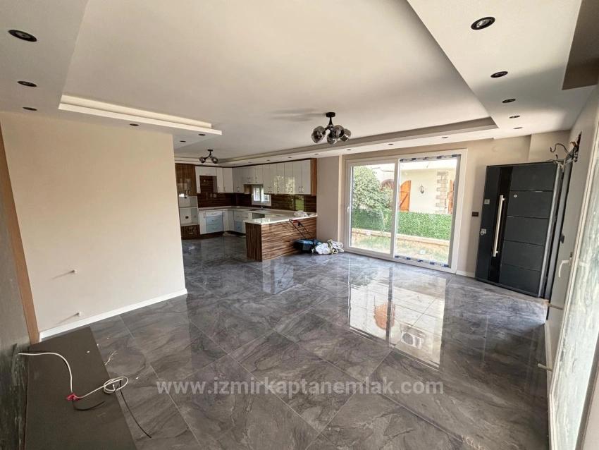 Seferihisar Payamlı Merkezde Müstakil Ferah Yapılı Satılık 3+1 Villa