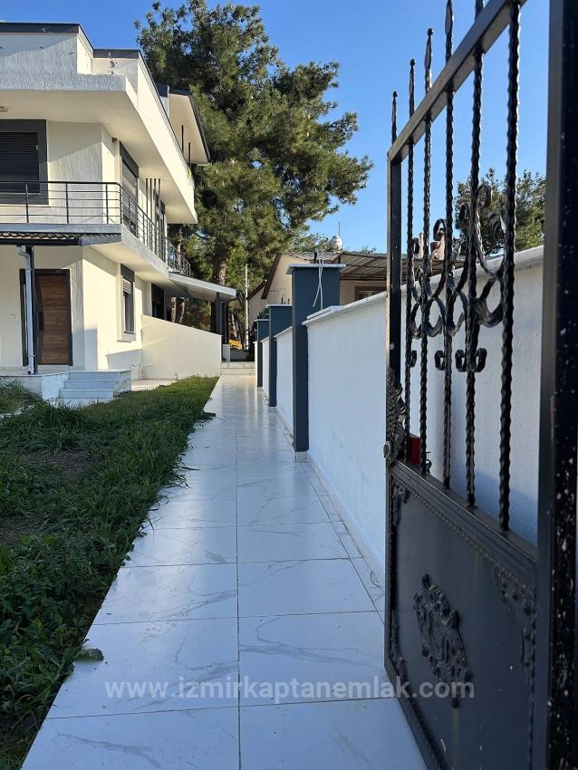 Seferihisar Payamlı'da Bahçeli Sıfır Yapı Satılık 2+1 Ruhsatlı Villa