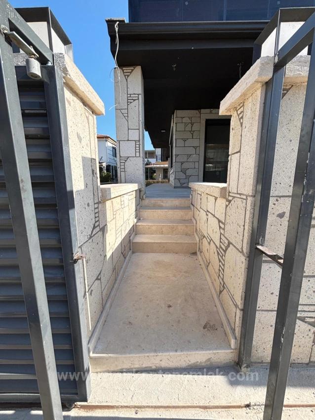 Seferihisar Payamlı Merkezde Geniş Ferah Yapılı Satılık 6+2 Tripleks