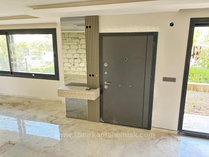 Seferihisar Payamlı Merkezde Geniş Ferah Yapılı Satılık 6+2 Tripleks