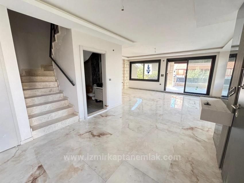 Seferihisar Payamlı Merkezde Geniş Ferah Yapılı Satılık 6+2 Tripleks