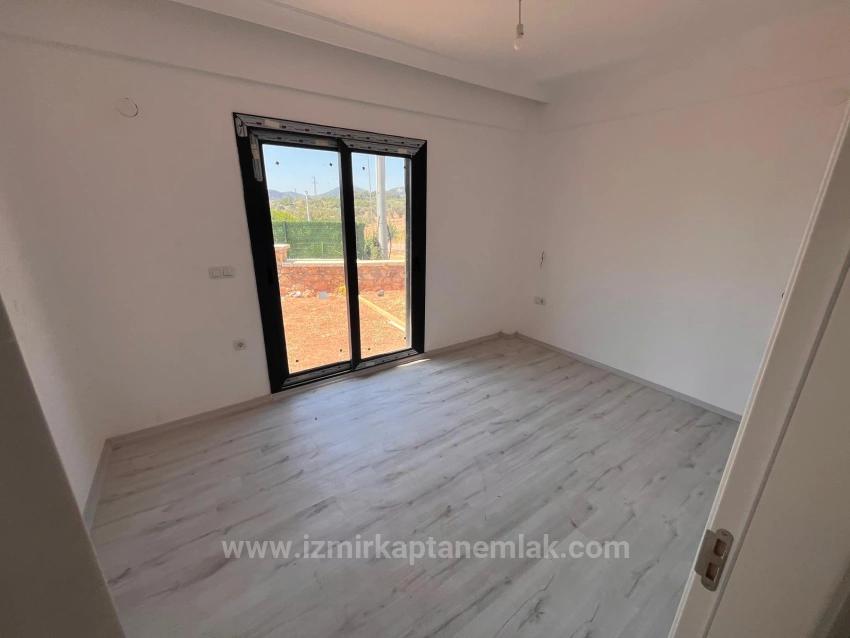 Seferihisar Kavakdere'de Geniş Bahçeli Sıfır Yapı 2+1 Satılık Villa