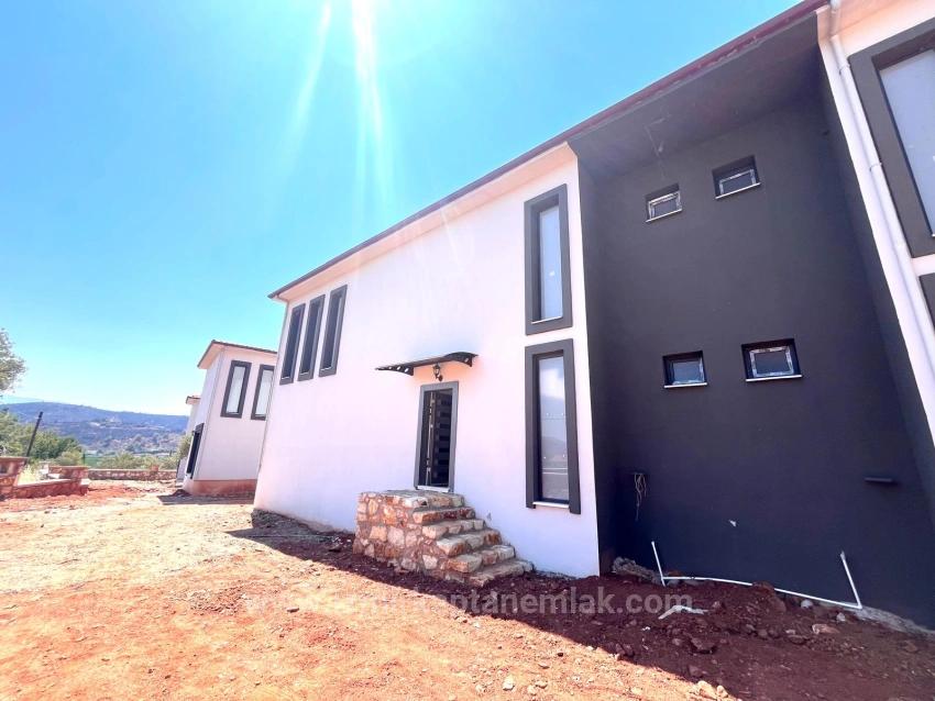 Seferihisar Kavakdere'de Geniş Bahçeli Sıfır Yapı 2+1 Satılık Villa