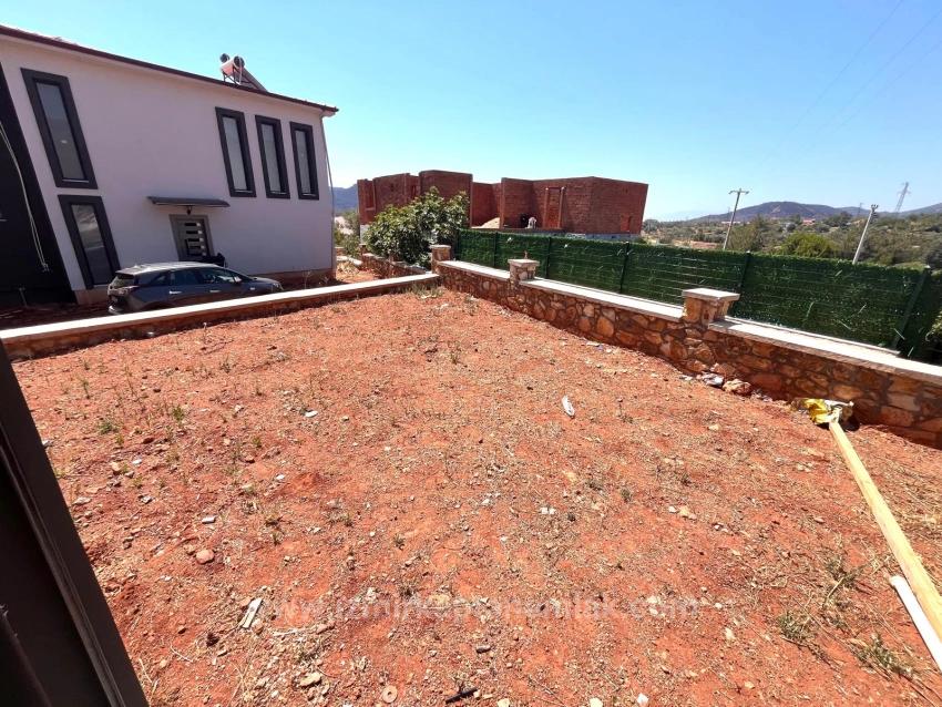 Seferihisar Kavakdere'de Geniş Bahçeli Sıfır Yapı 2+1 Satılık Villa