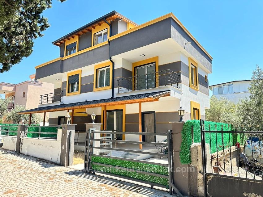 Seferihisar Cumhuriyet Mahallesinde Geniş Bahçeli Ferah Satılık 3+1 Villa