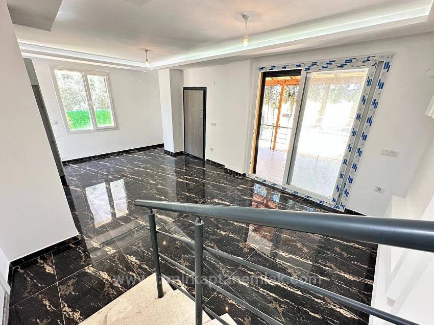 Seferihisar Cumhuriyet Mahallesinde Geniş Bahçeli Ferah Satılık 3+1 Villa