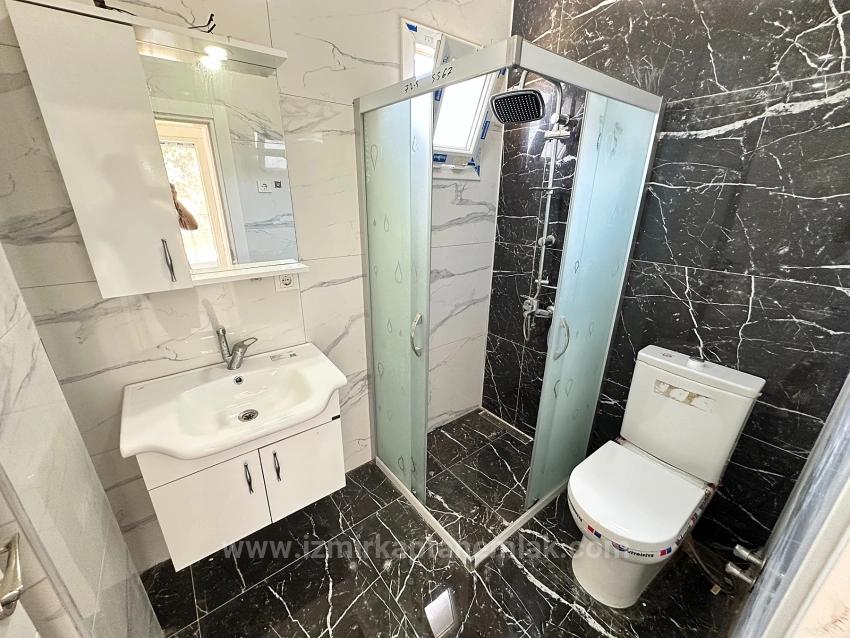 Seferihisar Cumhuriyet Mahallesinde Geniş Bahçeli Ferah Satılık 3+1 Villa