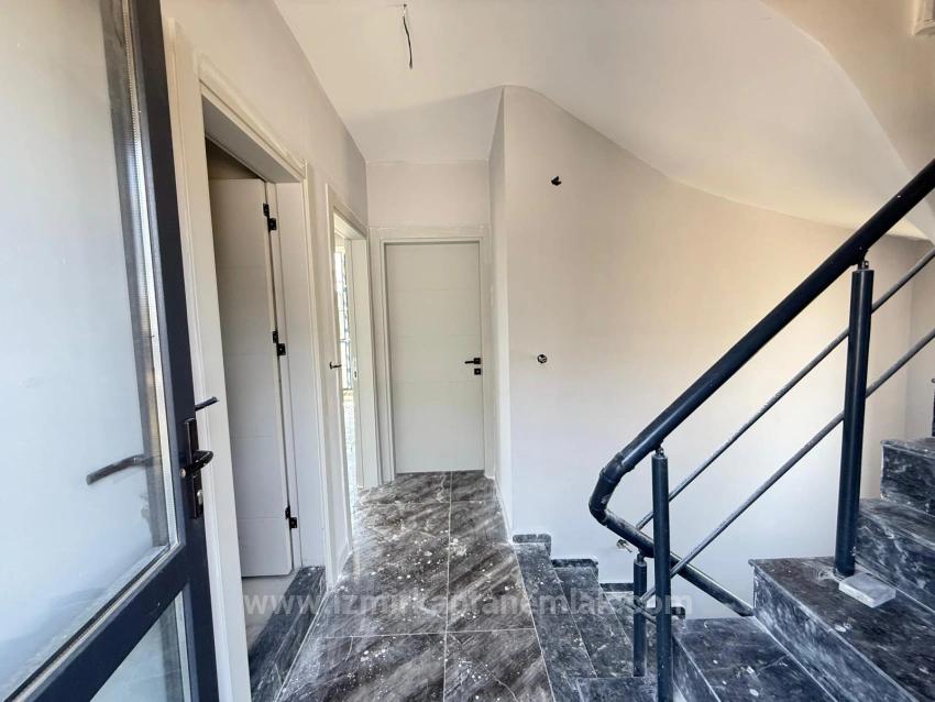 Seferihisar Doğanbey'de Bağımsız Müstakil Bahçeli Sıfır Satılık 2+1 Villa