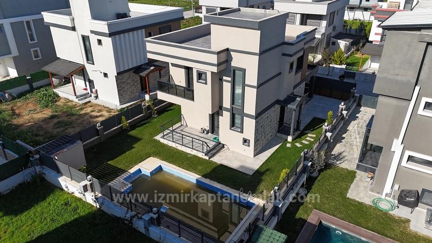 Doğanbeyde 300M2 Brüt Bağımsız Havuzlu Geniş Satılık 3+1 Villa
