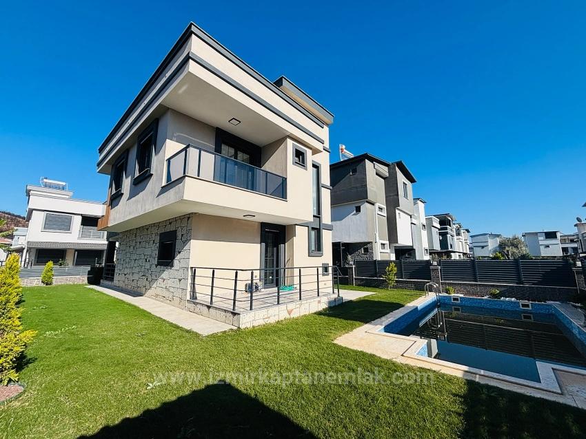 Doğanbeyde 300M2 Brüt Bağımsız Havuzlu Geniş Satılık 3+1 Villa