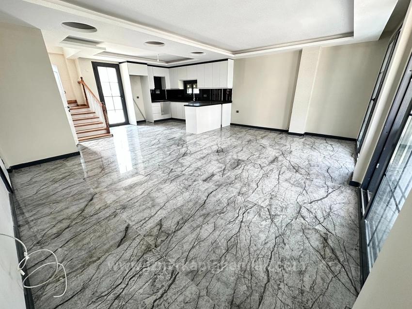 Doğanbeyde 300M2 Brüt Bağımsız Havuzlu Geniş Satılık 3+1 Villa