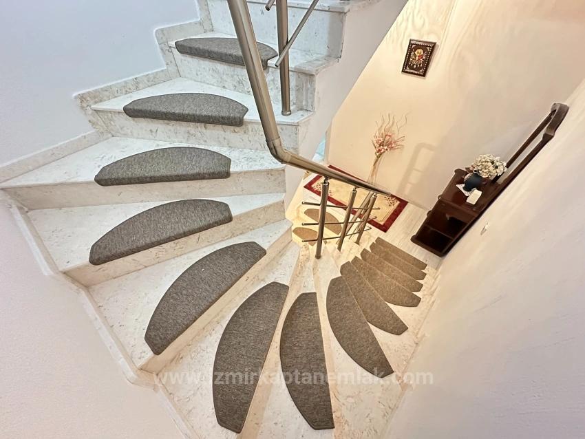 Seferihisar Ürkmez'de Plaja 300M Ayrı Mutfaklı Satılık 4+1 Tripleks