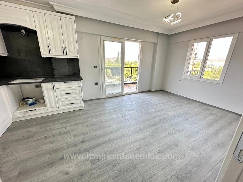 Seferihisar Ürkmez Merkezde Sıfır Yapılı Ferah Satılık 2+1 Daire