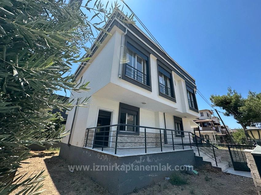 Seferihisar Doğanbey'de Plaja 500M Geniş Bahçeli Satılık Sıfır 3+1 Villa