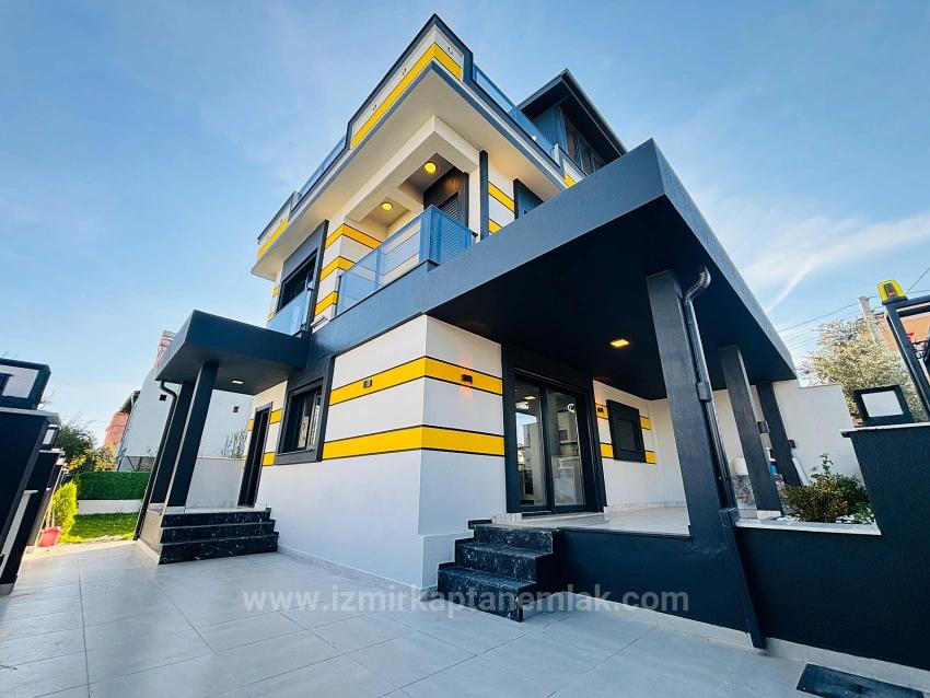Seferihisar Doğanbey'de 210M2 Bağımsız Lüks Bahçeli Satılık 3+1 Villa