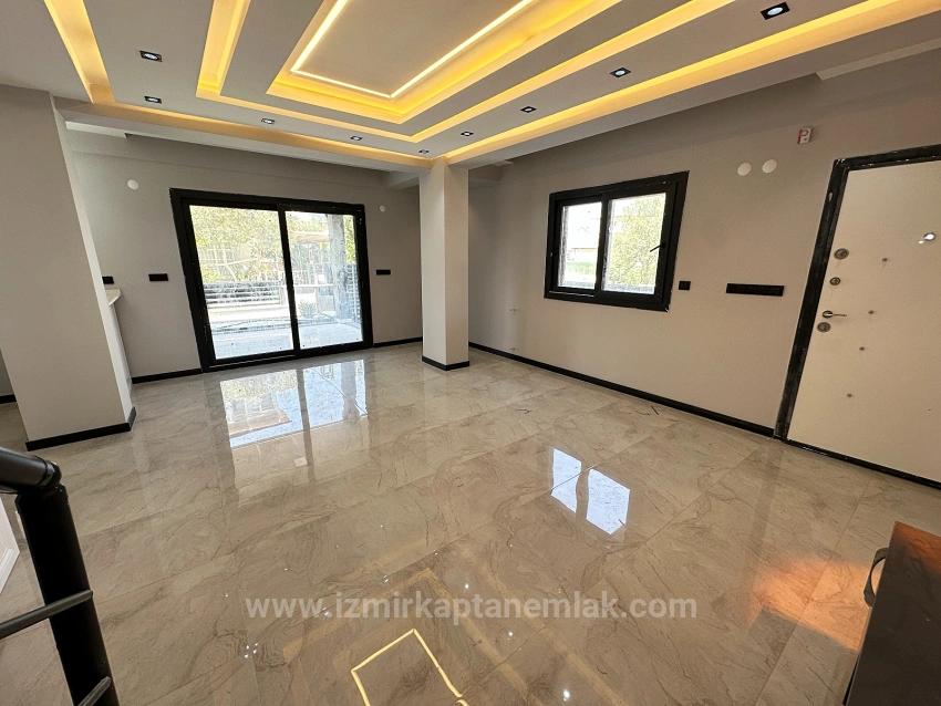 Seferihisar Doğanbey'de 210M2 Bağımsız Lüks Bahçeli Satılık 3+1 Villa