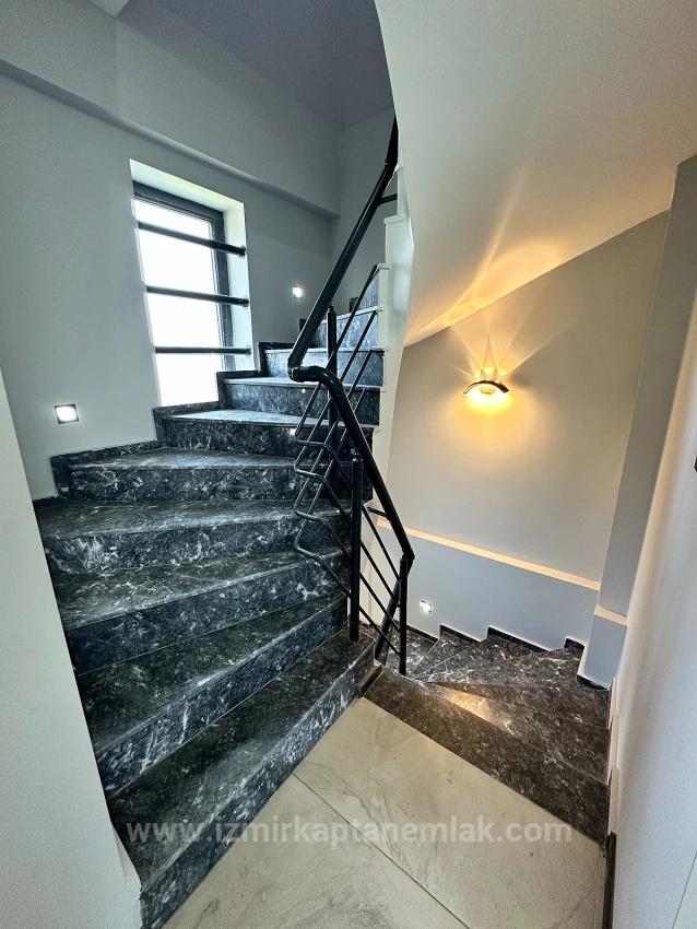 Seferihisar Doğanbey'de 210M2 Bağımsız Lüks Bahçeli Satılık 3+1 Villa