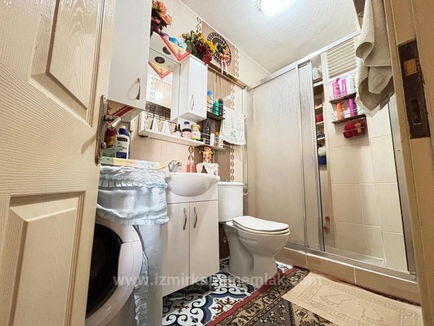 Seferihisar Ürkmez Merkezde Plaja 150 M Geniş Yapılı 2+1 Satılık Daire