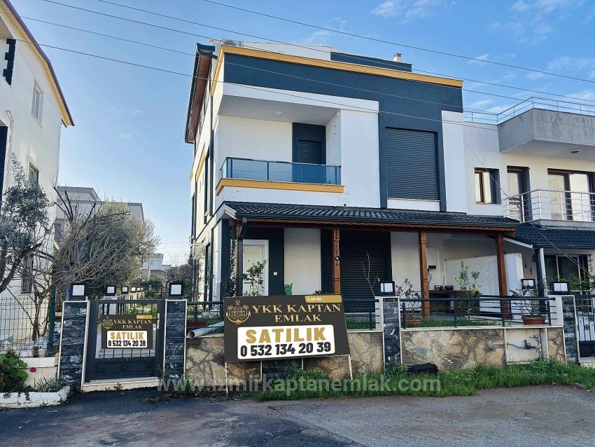 Seferihisar Doğanbey'de Geniş Yapılı Bahçeli 3+1 Satılık Villa