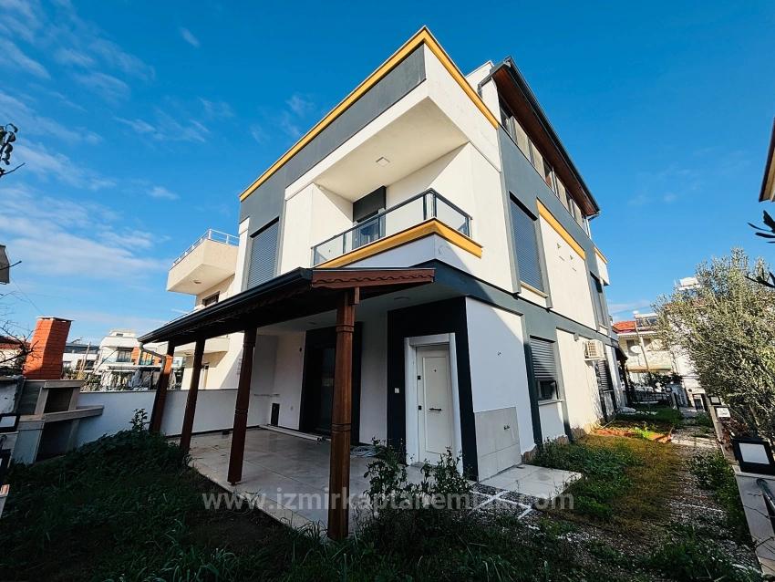 Seferihisar Doğanbey'de Geniş Yapılı Bahçeli 3+1 Satılık Villa