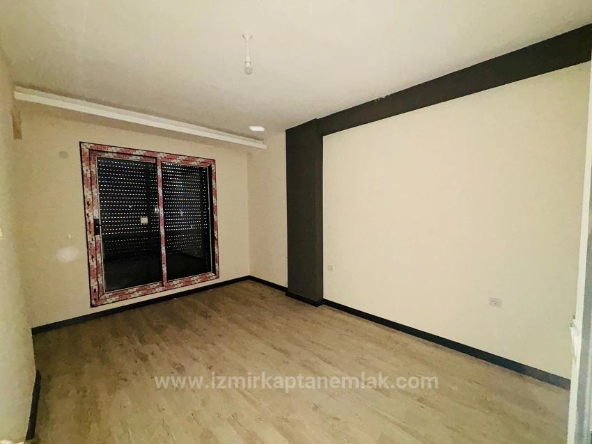 Seferihisar Doğanbey'de Geniş Yapılı Bahçeli 3+1 Satılık Villa