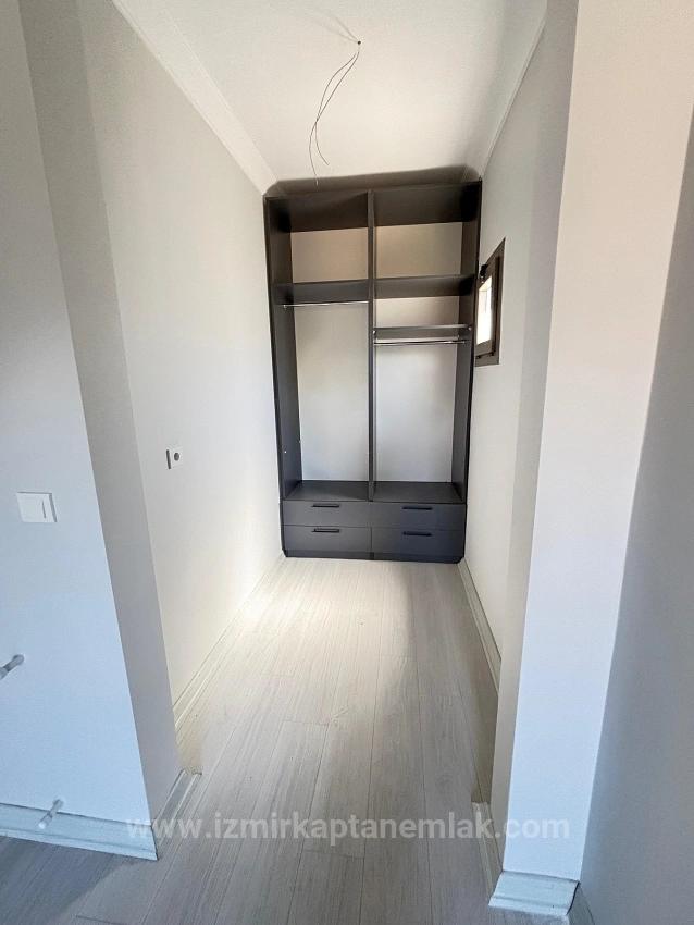 Menderes Özdere'de Plaja 500 M Otoparklı Geniş Bahçeli 3+1 Satılık Villa