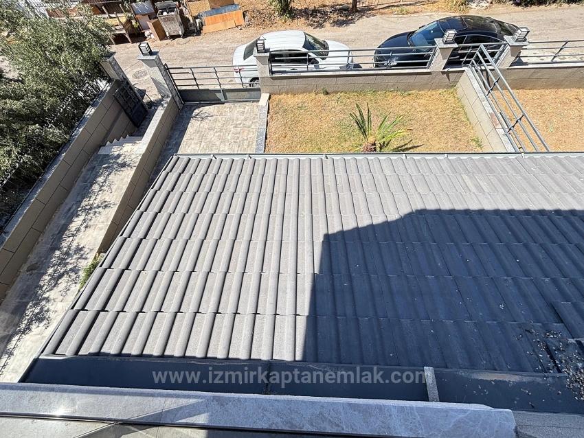 Menderes Özdere'de Plaja 500 M Otoparklı Geniş Bahçeli 3+1 Satılık Villa