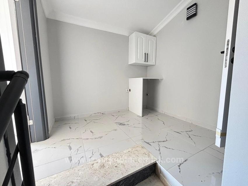 Menderes Özdere'de Plaja 500 M Otoparklı Geniş Bahçeli 3+1 Satılık Villa