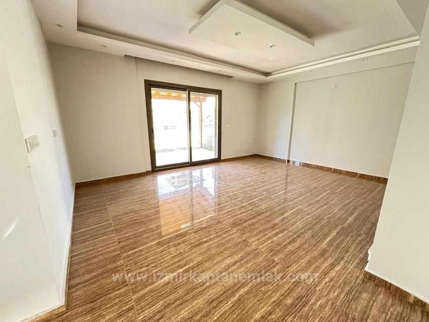 Menderes Özdere'de Plaja 500 M Otoparklı Geniş Bahçeli 3+1 Satılık Villa