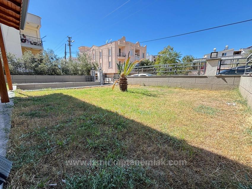 Menderes Özdere'de Plaja 500 M Otoparklı Geniş Bahçeli 3+1 Satılık Villa